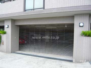 駐車場出入り口。リングシャッター付きです。