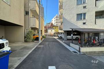 敷地の南側前面道路（東側から）