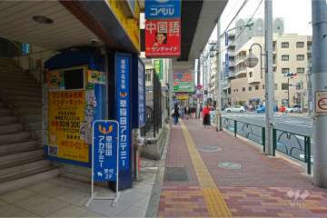敷地北西側の前面道路（北東側から）