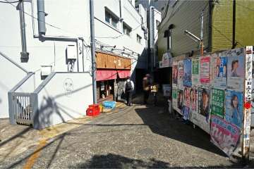敷地南西側の前面道路（南東側から）