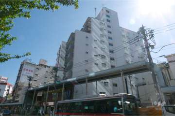 ローヤルマンション三軒茶屋の外観（北西側から）