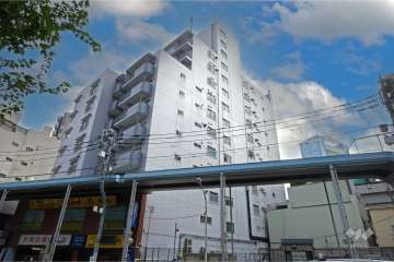 ローヤルマンション三軒茶屋の外観（北西側から）