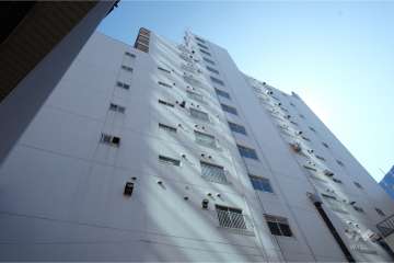 ローヤルマンション三軒茶屋の外観（北西側から）