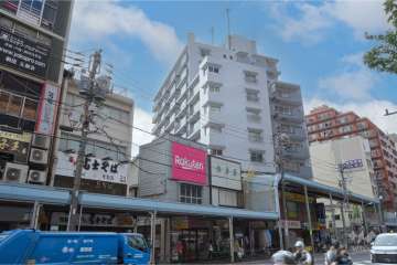 ローヤルマンション三軒茶屋の外観（北東側から）
