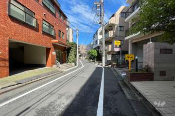 敷地の北側前面道路（東側から）