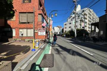 敷地東側の前面道路（南側から）
