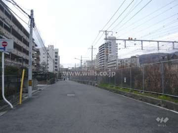 敷地の北側はJR神戸線が走っています。