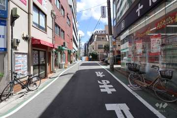 敷地北側の前面道路（西側から）