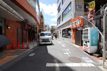 敷地西側の前面道路（北側から）