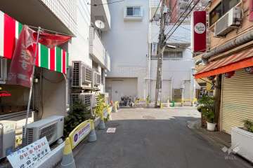 敷地東側の前面道路（南側から）