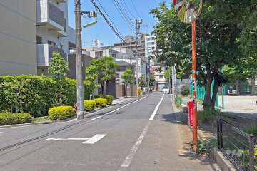 敷地の北東側前面道路(南東側から)