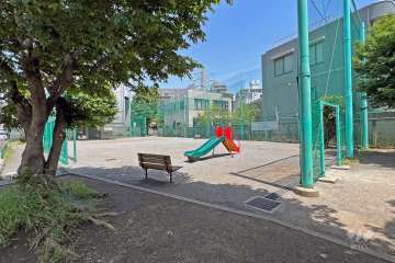 敷地の北東側道路の向いにある広場