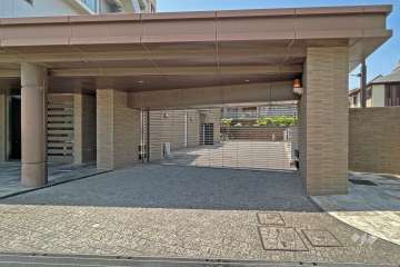 駐車場の出入り口(リングシャッター付き)