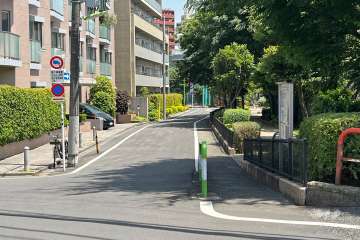 敷地南東側の前面道路（南西側から）