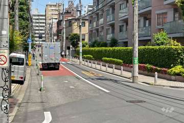 敷地西側の前面道路（南側から）