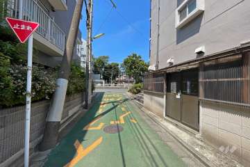 敷地南側の前面道路