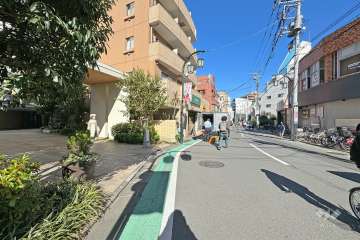 敷地東側の前面道路（南側から）