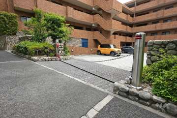 敷地内駐車場（ロボットゲート付き）