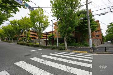 グランドメゾン芦屋岩園の遠景。周辺は区画の整った街並みです。