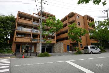 グランドメゾン芦屋岩園の外観（西側から）