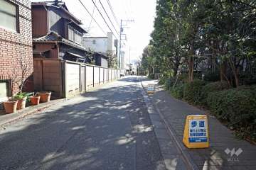 敷地東側の前面道路(北側から)