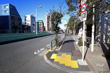 敷地西側の前面道路(南側から)