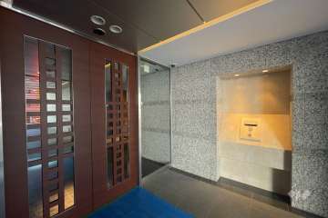 エントランスはオートロック付きです。