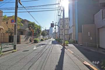 敷地東側の前面道路は弦巻通りです(北側から)。