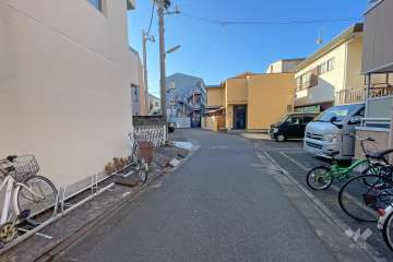 敷地東側の前面道路（北側から）