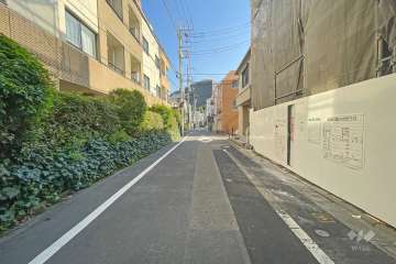 敷地北側の前面道路（西側から）