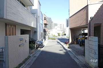 敷地北東側の前面道路（南西側から）