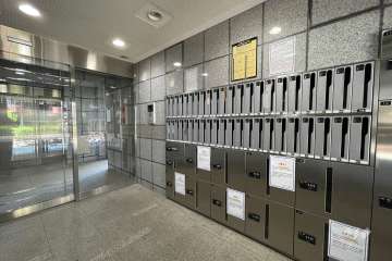 エントランスはオートロック付きです。