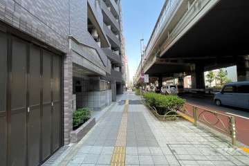 敷地南東側の前面道路（西側から）