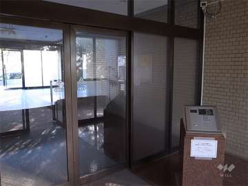 エントランスはオートロック付きです。