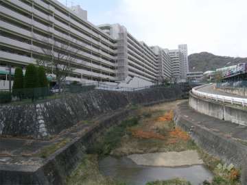 敷地の北側には白瀬川が流れています。