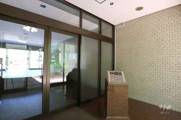 エントランスはオートロック付きです。