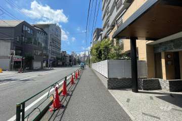 敷地の東側前面道路（北側から）