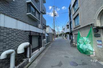 敷地の北側前面道路（東側から）