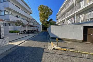 敷地南東側の前面道路（北東側から）