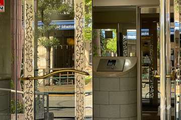 エントランスはオートロック付きです。