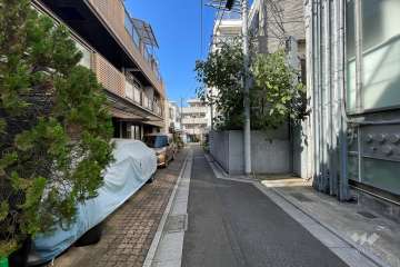 敷地南側の前面道路（東側から）