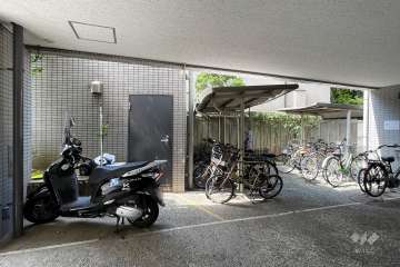 駐輪場とバイク置場