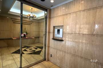 エントランスはオートロック付きです。