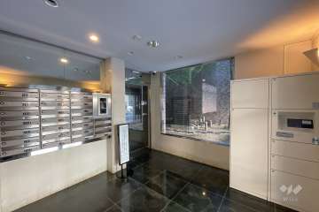 エントランスはオートロックと宅配ボックス付きです。