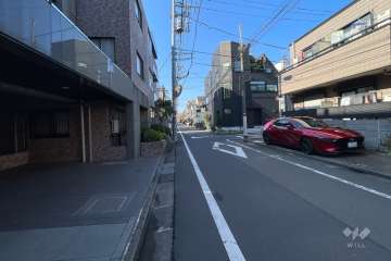 敷地北側の前面道路（東側から）