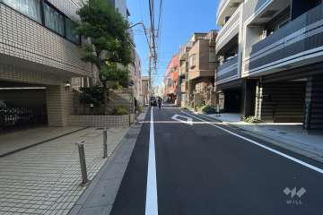 敷地北側の前面道路（東側から）