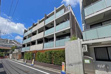 ラグシスヒルズ三軒茶屋の外観（南東側から）