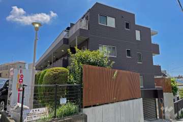 ラグシスヒルズ三軒茶屋の外観（北西側から）