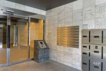 エントランスはオートロック付きです。