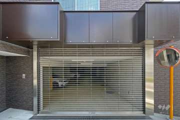 駐車場の出入り口（シャッター付き）